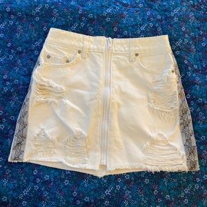 LF WHITE DENIM DISTRESSED MINI SKIRT